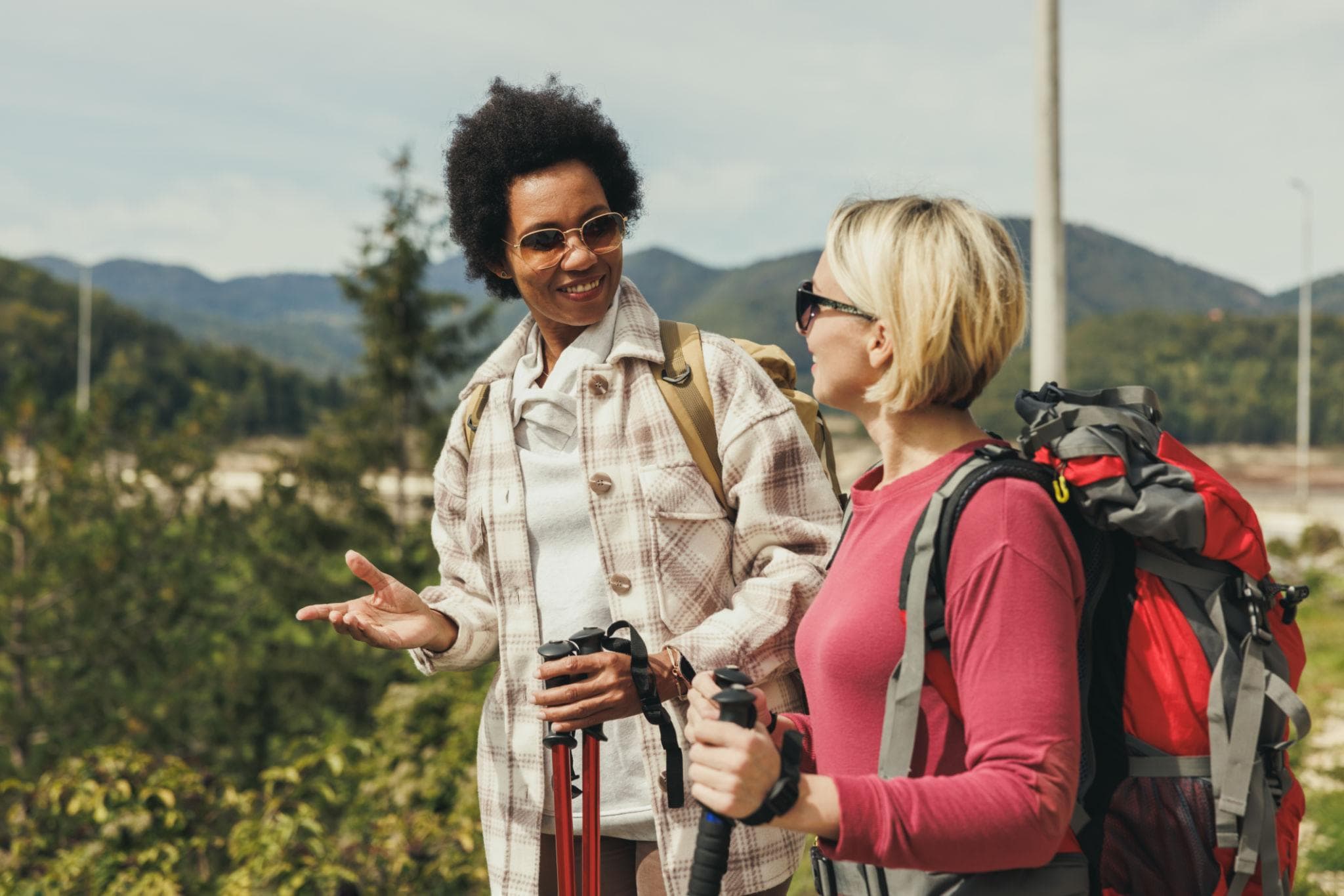 Traveling Alone vs Traveling with Friends: Which Is Better?